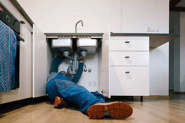 Professional Emergency Plumber technician working in Auburndale, FL